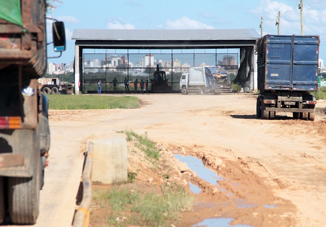 Oito caminhões fazem o transbordo do lixo orgânico de Pelotas para um aterro sanitário em Candiota, a 120 quilômetros. 