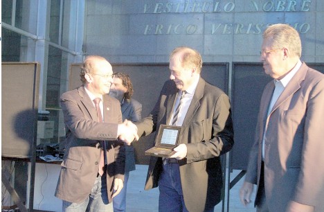 Os deputados Adão Villaverde e Raul Pont entregaram a medalha da 53ª Legislatura ao diretor de Comunicação do Sinpro/RS, Marcos Fuhr