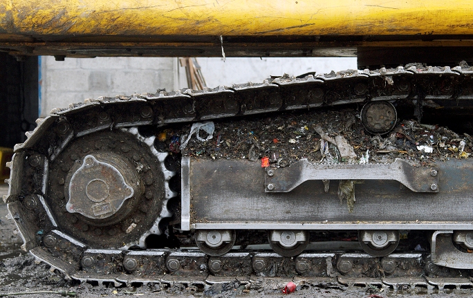Detalhe de escavadeira que opera na Estação de Transbordo