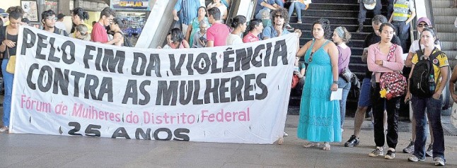 Movimento Copa pra Quem?, na Rodoviária do Plano Piloto, em Brasília, incorpora luta por direitos das mulheres e população LGBT