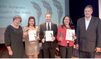 Margot Andras e Celso Stefanoski, diretores do Sinpro/RS, com os vencedores (centro) Martha, Fabian e Cristina