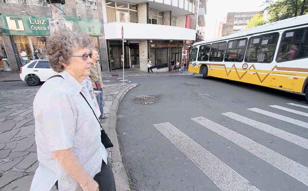 Ruth, 88 anos, usa a alça da bolsa atravessada no corpo, para evitar assaltos, e fica atenta às calçadas para não tropeçar