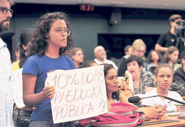 Manifestação de professores e estudantes em reunião da Câmara que analisou destaques do PNE em 2014