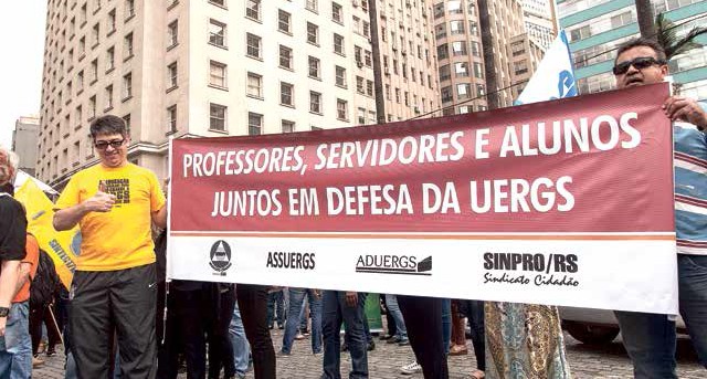 Professores da Uergs na mobilização dos servidores no centro de Porto Alegre