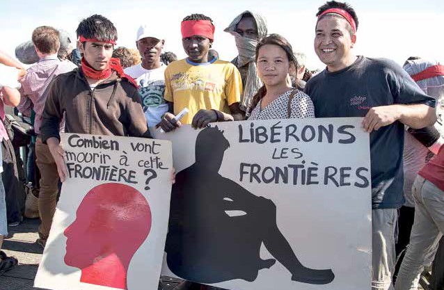 Calais, França: manifestação em memória das vidas perdidas de migrantes que tentaram atravessar para a Inglaterra
