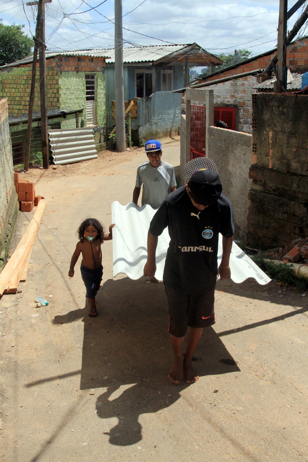 Ensaio fotográfico de Igor Sperotto em ocupações da região metropolitana de Porto Alegre mostra a humanização de locais estigmatizados por parte da imprensa gaúcha