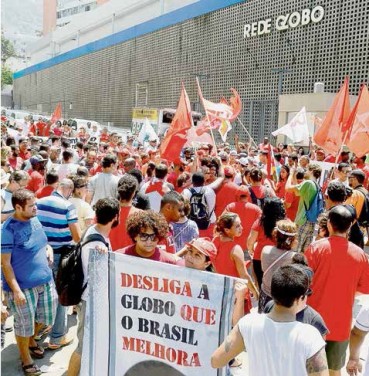 Manifestação em frente à sede da emissora, no Rio, em março, no auge das investidas dos telejornais contra Dilma e Lula e divulgação de grampos ilegais