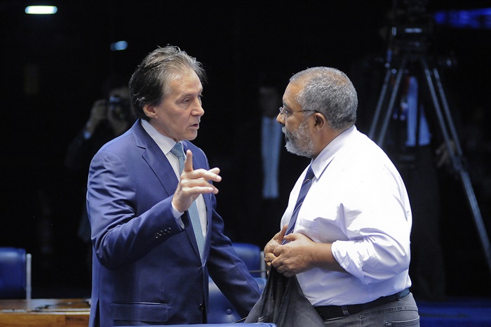 O presidente do Senado, Eunício Oliveira, afirma que o PLC 30/2015, com relatoria de Paulo Paim (D), que deve ser votado em breve oferece segurança jurídica aos terceirizados