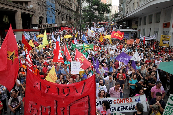 A exemplo das manifestações do dia 15, que reuniram 12 mil em Porto Alegre, mobilização desta sexta-feira é preparatória à greve geral de abril