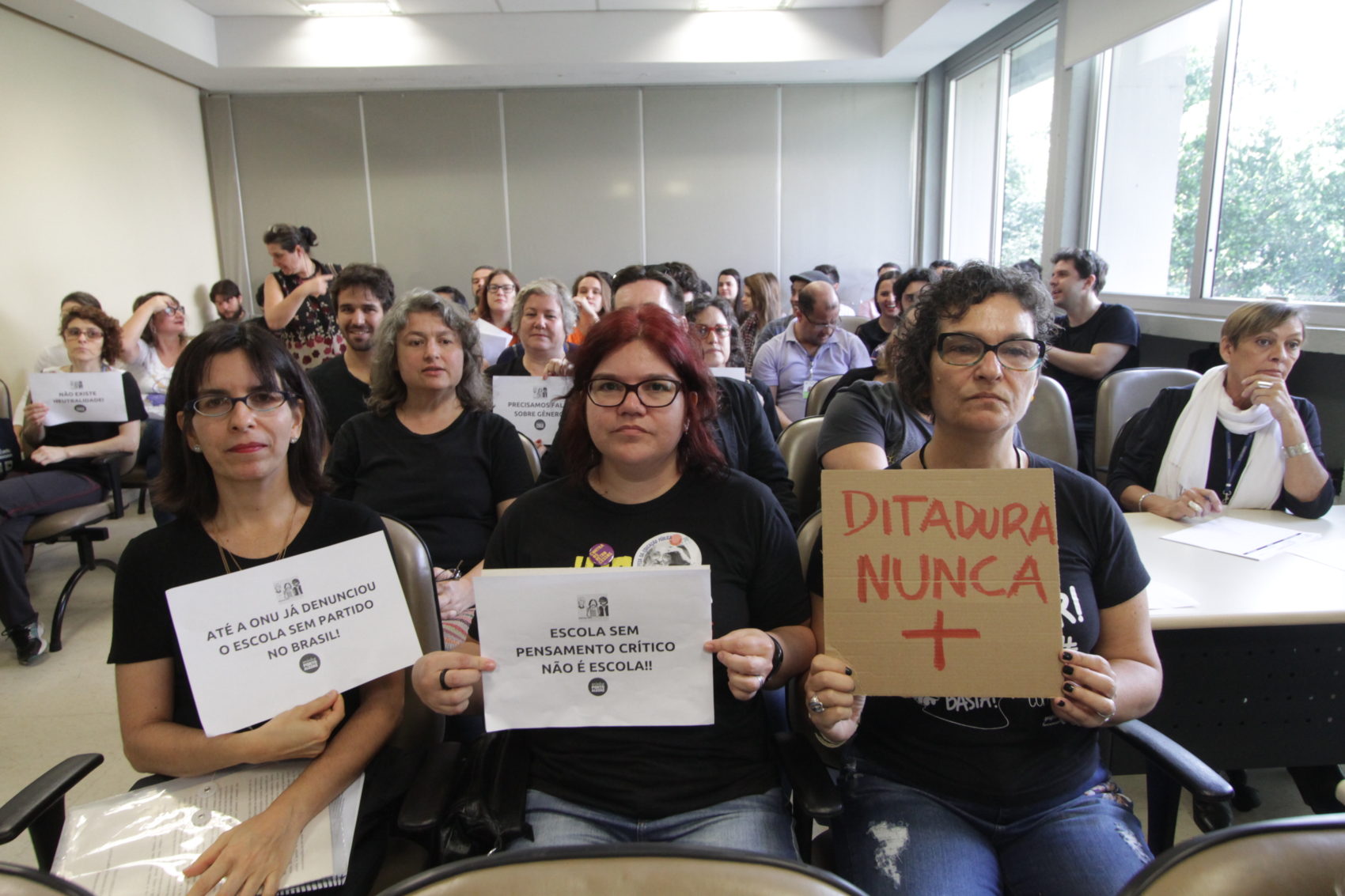 Professores pedem arquivamento do projeto de lei Escola sem Partido
