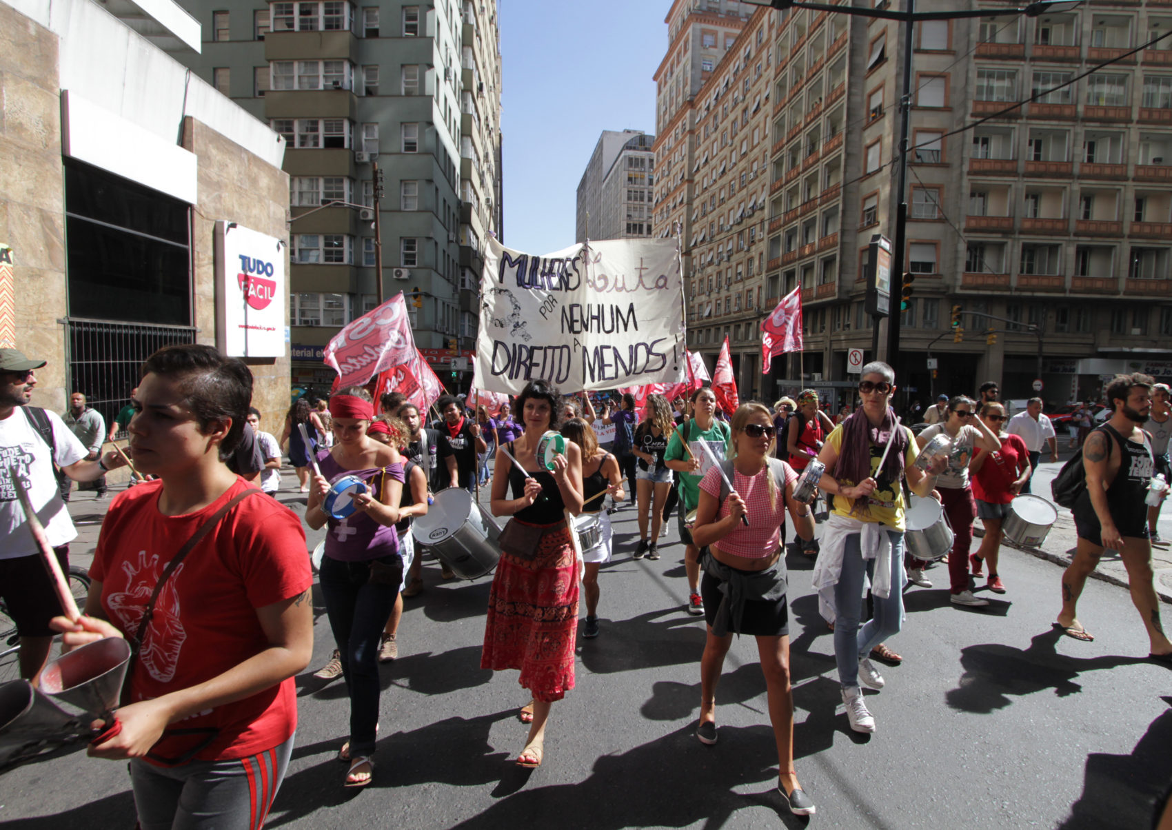 Mulheres tomam as ruas de Porto Alegre por direitos