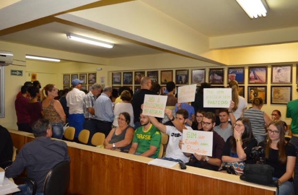 na Câmara de Vereadores de São Lourenço do Sul aprova lei da Escola Sem Partido sob protestos