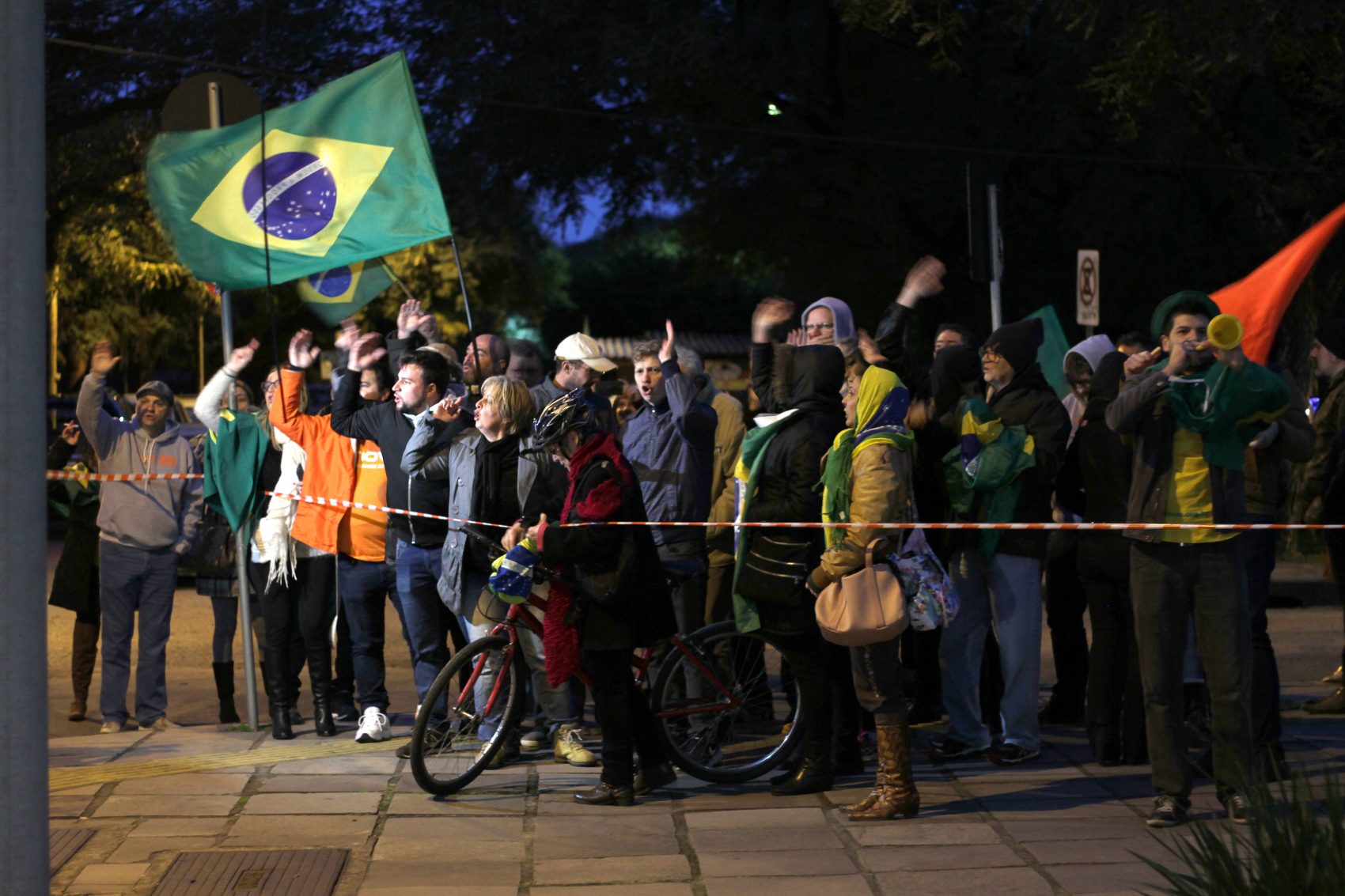 Outro grupo, formado por cerca de 15 pessoas, pedia a manutenção da prisão de Lula