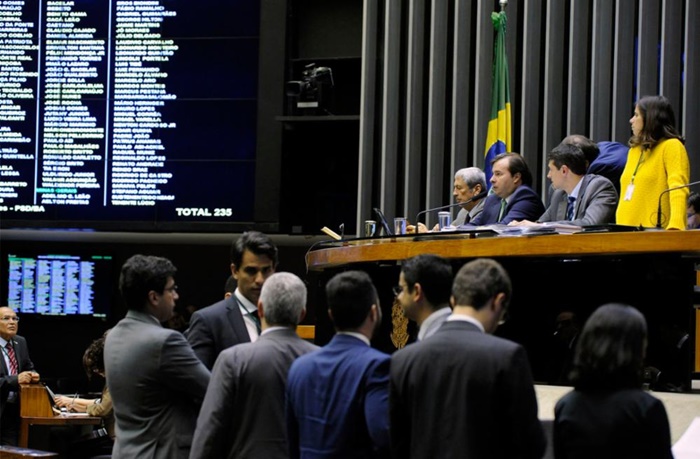 Plenário aprovou permissão para a Petrobras não seguir regras de licitação das estatais quando operar em consórcio