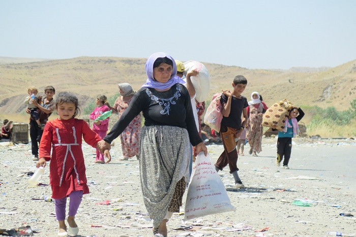 Massacre do Monte Sinjar: em agosto de 2014, centenas de pessoas foram mortas por ativistas do Estado Islâmico em uma campanha sistemática de “limpeza étnica” no norte do Iraque. Cerca de 100 mil yazidis (foto) foram liberadas num corredor humano liderado por Shingali em marcha até Rojava, na Síria