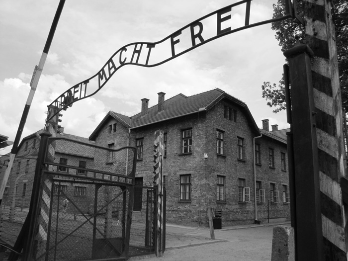 Na entrada do campo de concentração de Auschwitz, a macabra ironia em uma frase: “O trabalho liberta”
