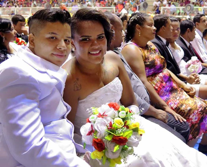 Emanuele Vitorino e Elaine Dalacosta formam a primeira união homoafetiva celebrada pelo Casamento Social – Edição Cuiabá, realizado em 2016 pela secretaria de Trabalho e Assistência Social (Setas) em parceria com o Núcleo de Ações Voluntárias (NAV) do governo do Mato Grosso