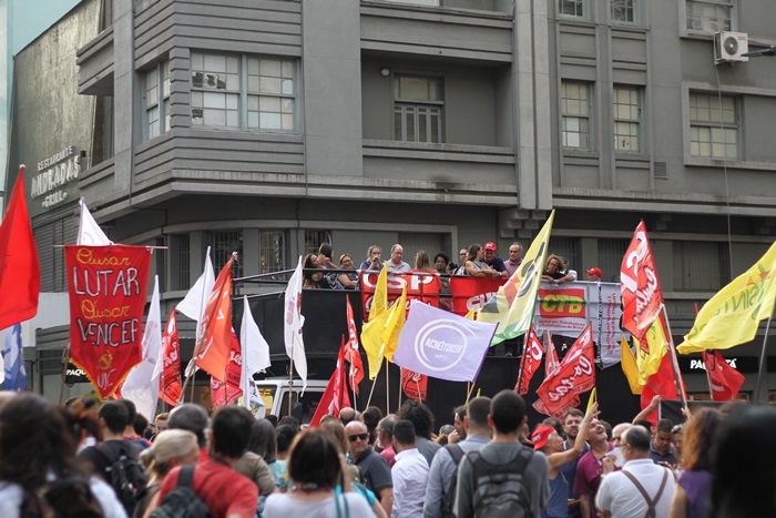 Ato organizado pelas centrais sindicais na Esquina Democrática, centro de Porto Alegre, denunciou que não há déficit nas contas da Seguridade Social