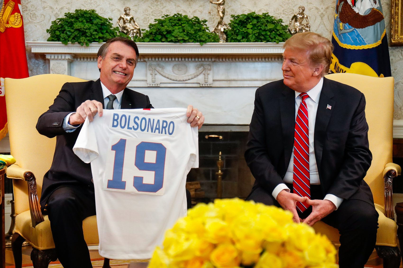 Durante encontro, presidentes trocaram camisetas das seleções de futebol de cada país, Trump recebeu a camisa 10, que foi de Pelé e Bolsonaro recebeu a de número 19