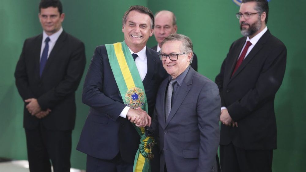 Bolsonaro empossa Velez, indicado por Olavo de Carvalho, que comanda seus discípulos dos EUA, onde Moro, ainda juiz e hoje ministro, pariu o conceito de Lava-Jato