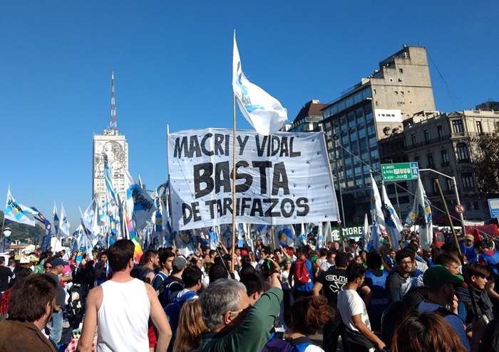 Manifestantes contra o tarifaço aplicado pelo governo de Mauricio Macri