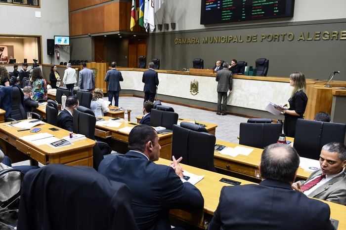 Manobra da base aliada do prefeito Marchezan Júnior colocou privatização de parques em votação no final da sessão de segunda-feira