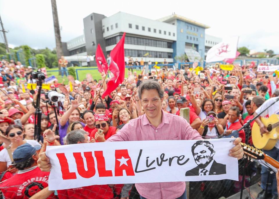 Em Curitiba, Fernando Haddad pela liberdade de Lula. A liberdade de Lula é condição indispensável para o retorno da democracia. #LulaLivre‬