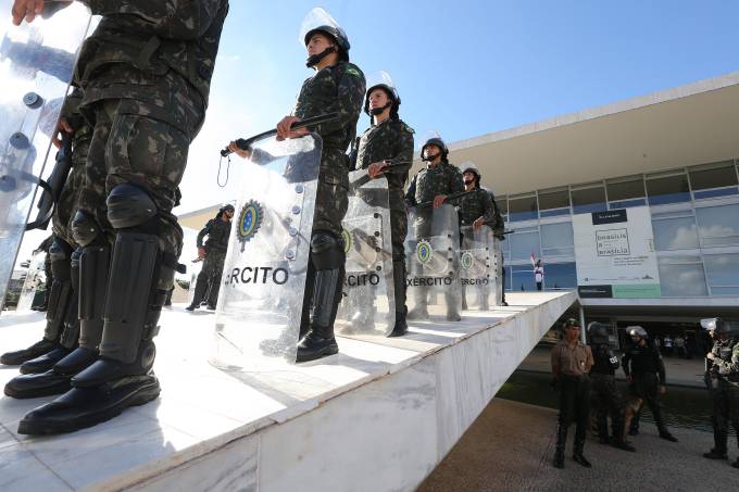 GSI do general Heleno mandou Moro ocupar a Esplanada com tropas da Força Nacional de Segurança para reprimir manifestações populares
