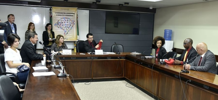 Em dezembro de 2017, o estudante Elisandro Ferreira, um dos supostos alvos de racismo na UFSM, denunciou o caso à Comissão de Cidadania e Direitos Humanos da Assembleia Legislativa. No final do inquérito, acabou denunciado por racismo