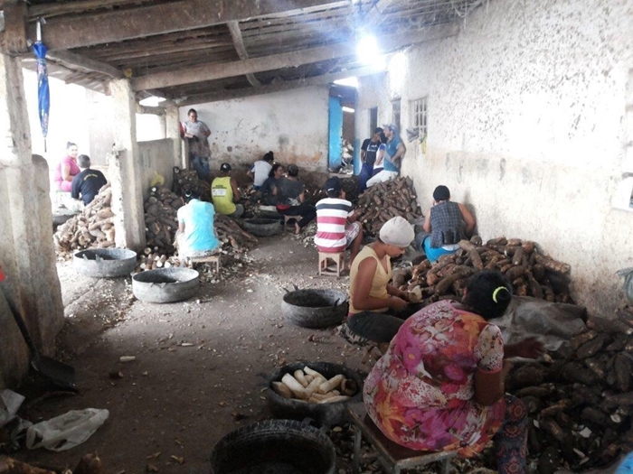 Flagrante do Grupo Móvel de Combate ao Trabalho Escravo na produção de farinha de mandioca em Arapiraca, no agreste alagoano, em maio de 2018. Entre os resgatados estavam 13 menores com idades entre 11 e 17 anos