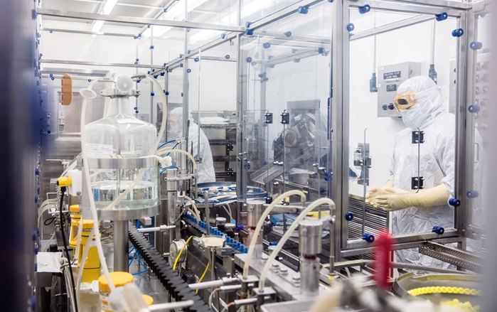 Funcionários da Pfizer monitoram linha de envase injetável asséptica em laboratório da multinacional em Rocky Mount, Carolina do Norte