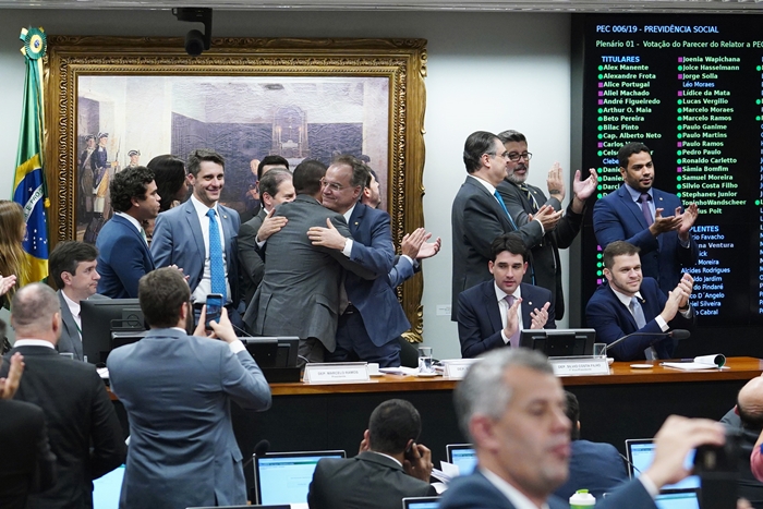 Deputados de Bolsonaro comemoram aprovação do texto na comissão especial