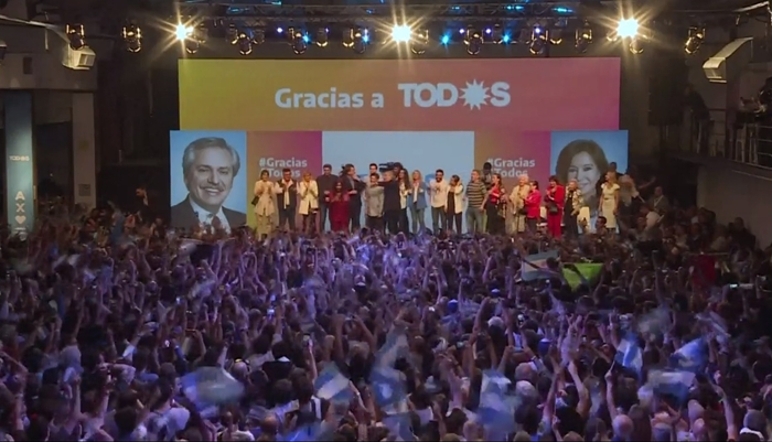 Fernández venceu o atual presidente, o neoliberal Mauricio Macri, com 47,99% dos votos, contra 40,48%