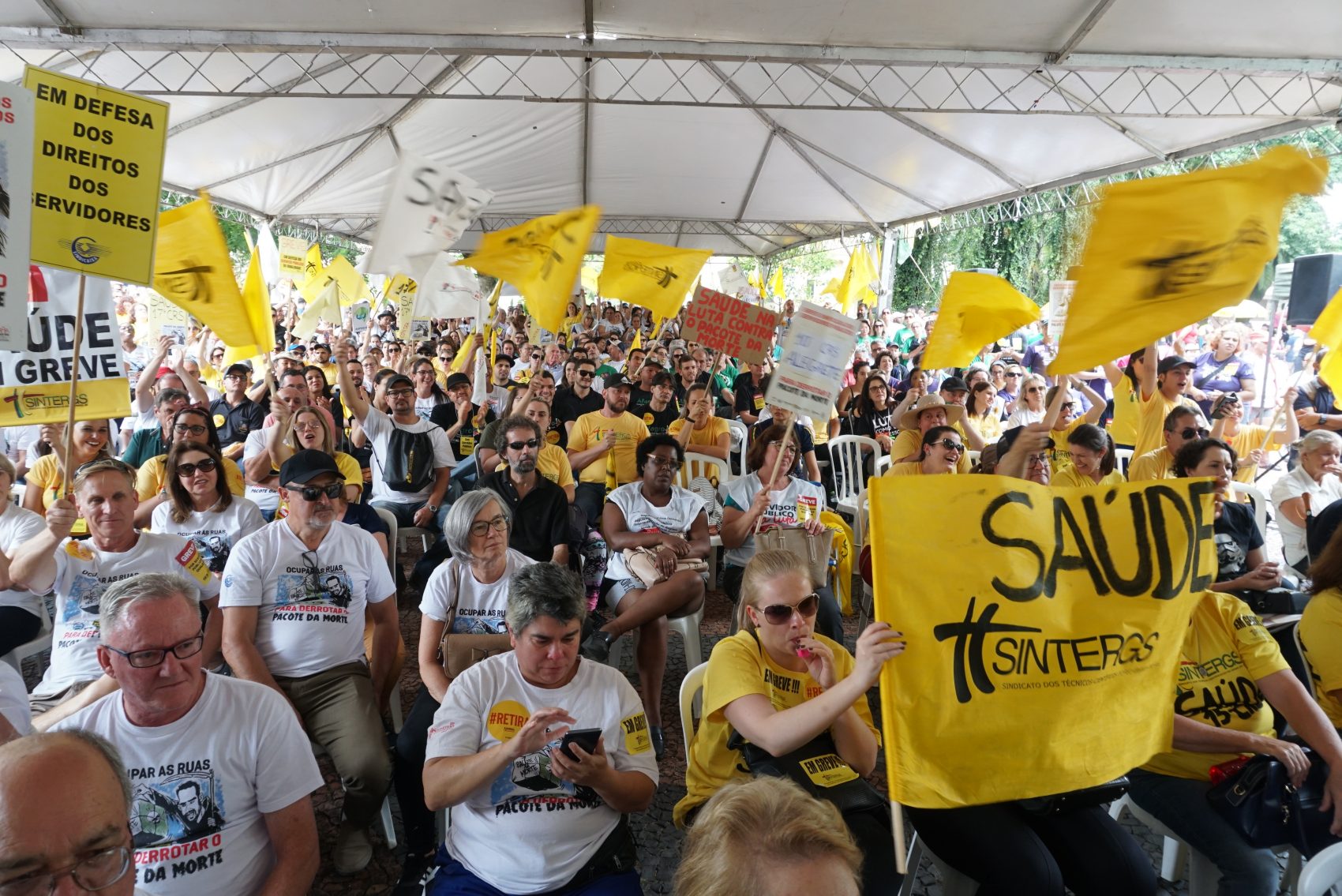 Assembleia unificada de servidores públicos mantém greve no rio grande do sul