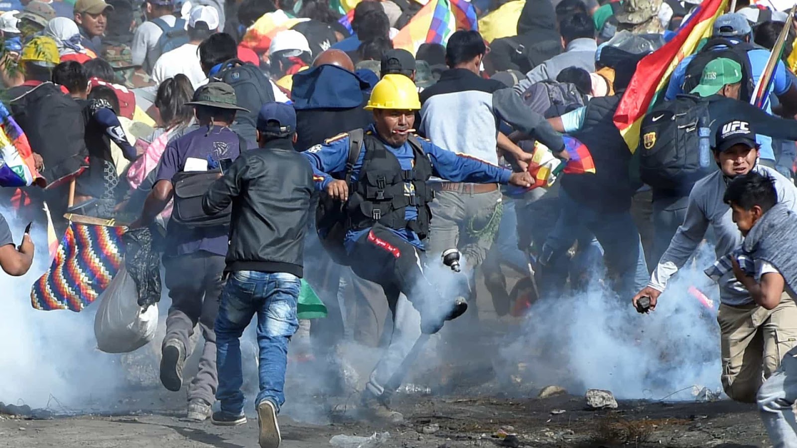 Na Bolívia, a forte reação popular contra a queda de Evo Morales resultou em confronto com as forças que apoiaram o golpe