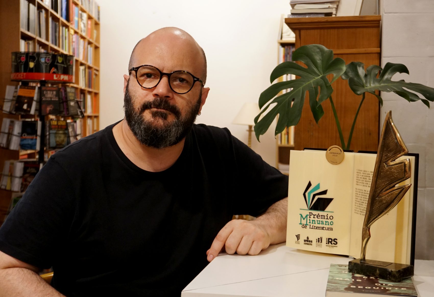 Vitor Necchi, professor, jornalista e escritor. laureado com os prêmio Minuano de Literatura e Ages - Livro do Ano, na categoria crônica com a obra 'Não existe mais dia seguinte'