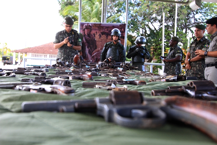 País trocou a campanha do desarmamento em 2014 (foto) pelo culto às armas e à violência sob Bolsonaro