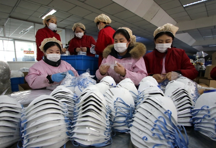 Trabalhadoras em fábrica de máscaras em Handan, China
