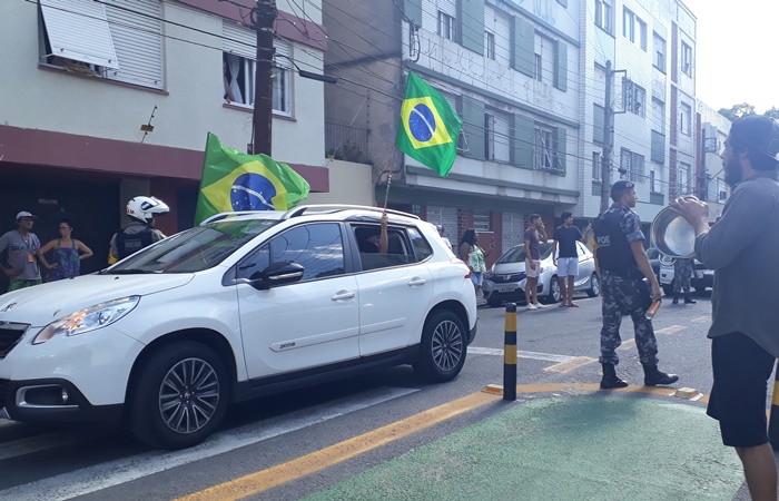 Em carreata no centro de Porto Alegre, empresários protestaram contra as medidas de restrição e quarentena adotadas pelo estado para tentar deter a expansão do coronavírus