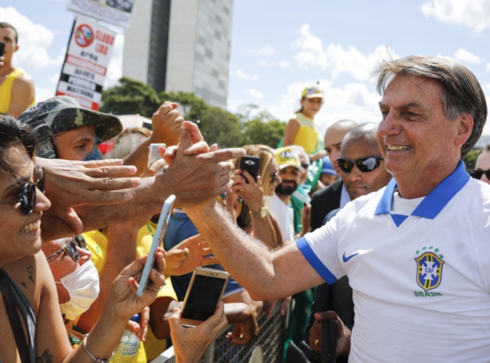No domingo, após o primeiro teste que teria dado negativo para coronavírus, Bolsonaro se misturou a seguidores como se a pandemia não existisse. Incorreu em crimes e ficou isolado politicamente