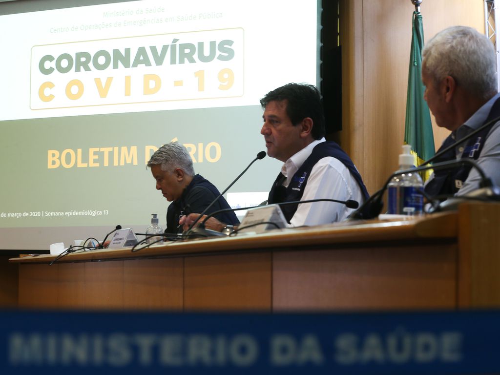 O ministro da Saúde, Luiz Henrique Mandetta, atualiza dados em coletiva de imprensa sobre à infecção pelo novo coronavírus no Brasil e volta a defender isolamento