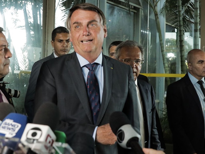 Bolsonaro e o ministro da Economia, Paulo Guedes, em coletiva: corte de direitos trabalhista em meio à pandemia