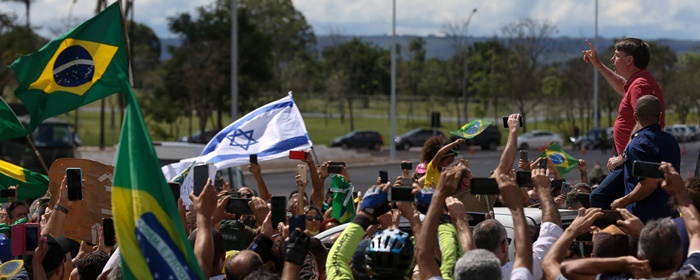 Em Brasília, Bolsonaro subiu na carroceria de uma caminhonete e fez um discurso intercalado por acessos de tosse