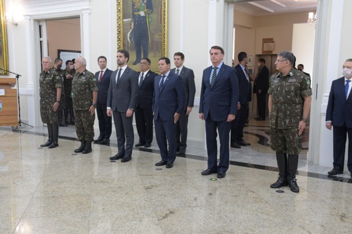 Com Eduardo Leite (E), presidente e vice participaram da troca de comando do Comando Militar do Sul. Bolsonaro não fez declarações públicas em sua visita ao estado