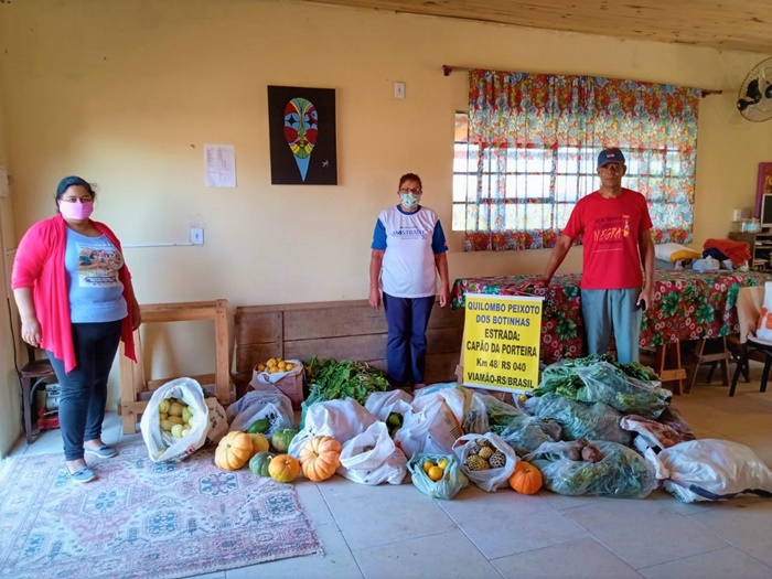 Assentados doam alimentos ao Quilombo dos Botinhas, em Viamão