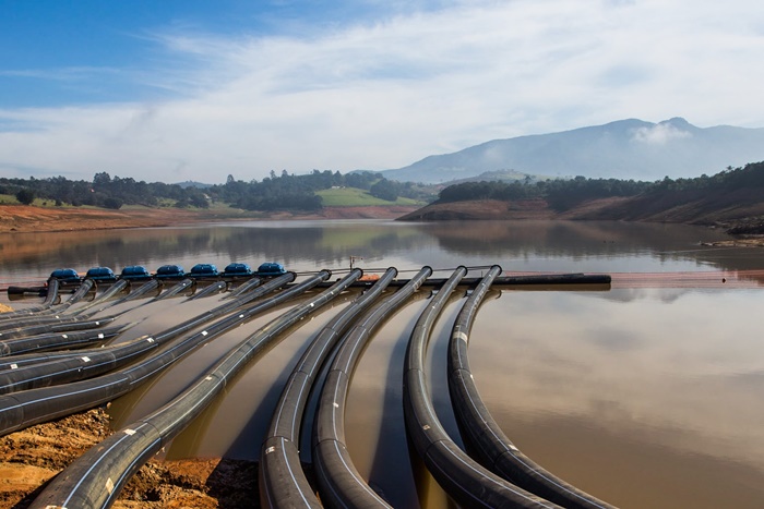 Captação de água da Sabesp no Sistema Cantareira, que abastece uma população de 9 milhões no estado de São Paulo