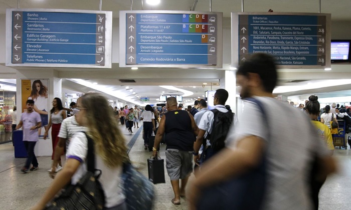 Movimentação de passageiros na Rodoviária do Rio. O sistema de saúde da capital fluminense está à beira de um colapso com a superlotação das UTIs