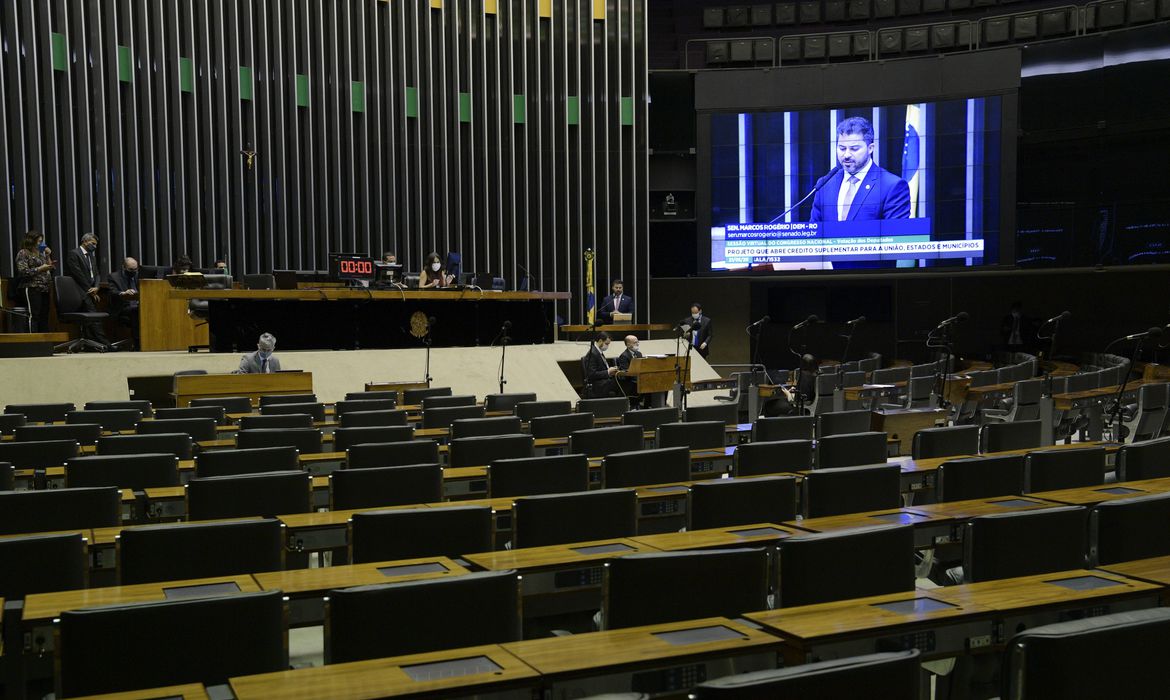 Câmara vota MP que suspende quantidade mínima de dias letivos