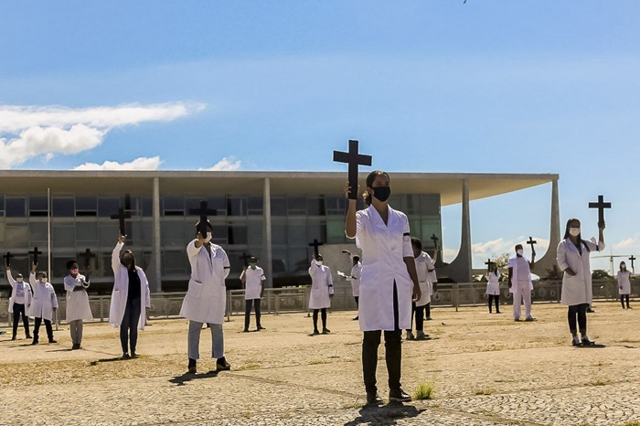 Enfermeiros e técnicos de enfermagem fazem ato em frente ao Palácio do Planalto no dia 1º de maio, pela morte de profissionais de saúde durante a pandemia