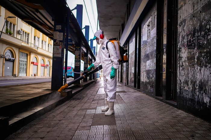 Empresas realizam ações de desinfecção de locais públicos em Porto Alegre, a fim de combater a pandemia do coronavírus